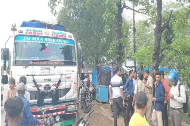 तेज रफ्तार ट्रेलर ने महिला को कुचला