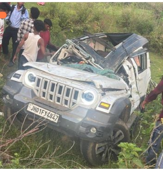 तेज रफ्तार थार पुल से नीचे गिरी