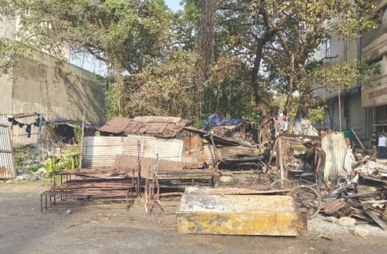 नेपाली होटल में लगी भीषण आग