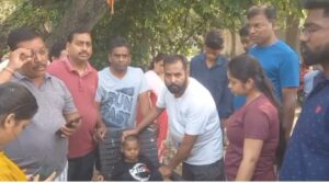 सड़क किनारे मिला दिव्यांग बच्चा