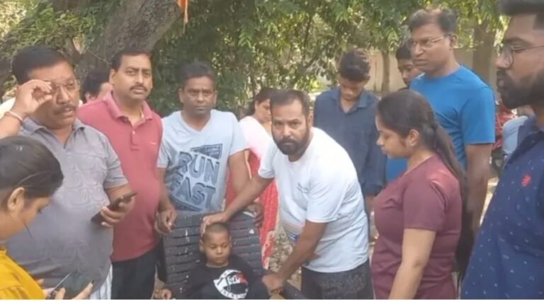 सड़क किनारे मिला दिव्यांग बच्चा