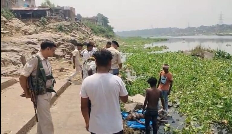 स्‍वर्णरेख नदी से शव मिला