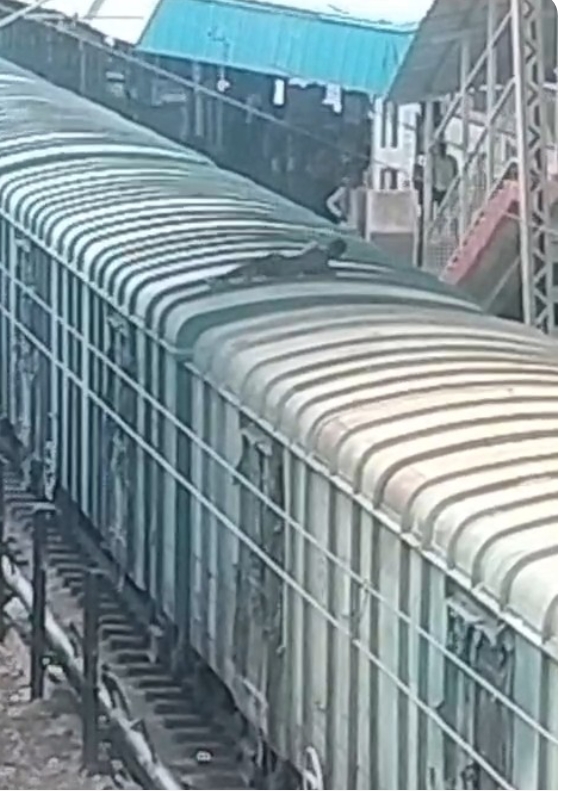 हाई वोल्टेज तार की चपेट में आया युवक