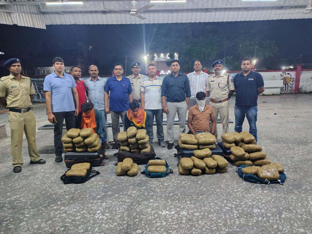 61 किलो गांज के साथ तीन तस्कर गिरफ्तार