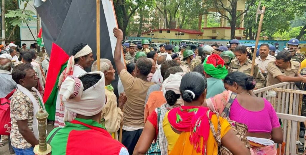 आंदोलनकारियों को पुलिस ने रोका