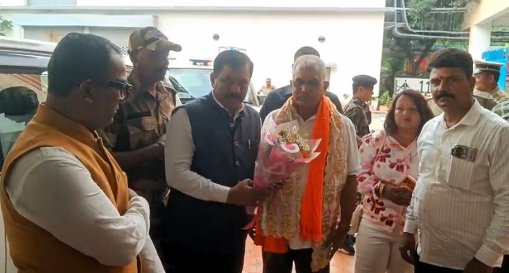 उत्तर बंगाल दौरा खत्म कर कोलकाता लौटे मंत्री दिलीप घोष 01