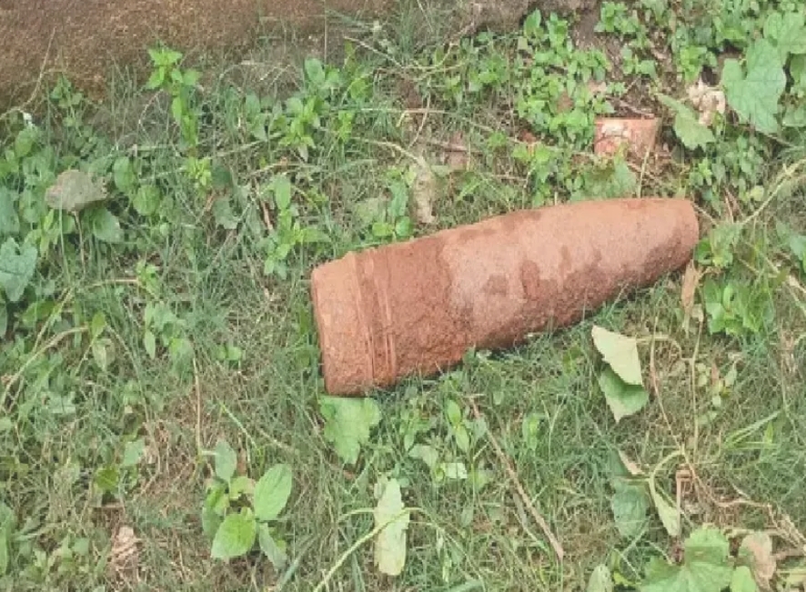 जमीन से निकला संदिग्ध बम