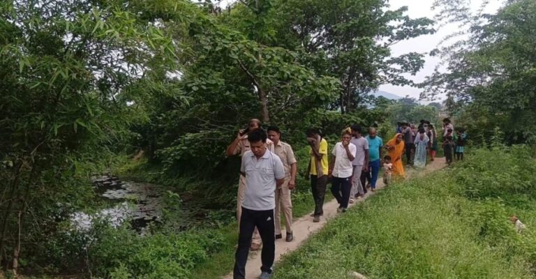 तालाब में मिला अज्ञात व्यक्ति का शव जांच में जुटी पुलिस