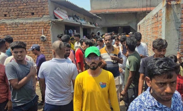 तीन बेटियों की धारदार हथियार से की हत्या
