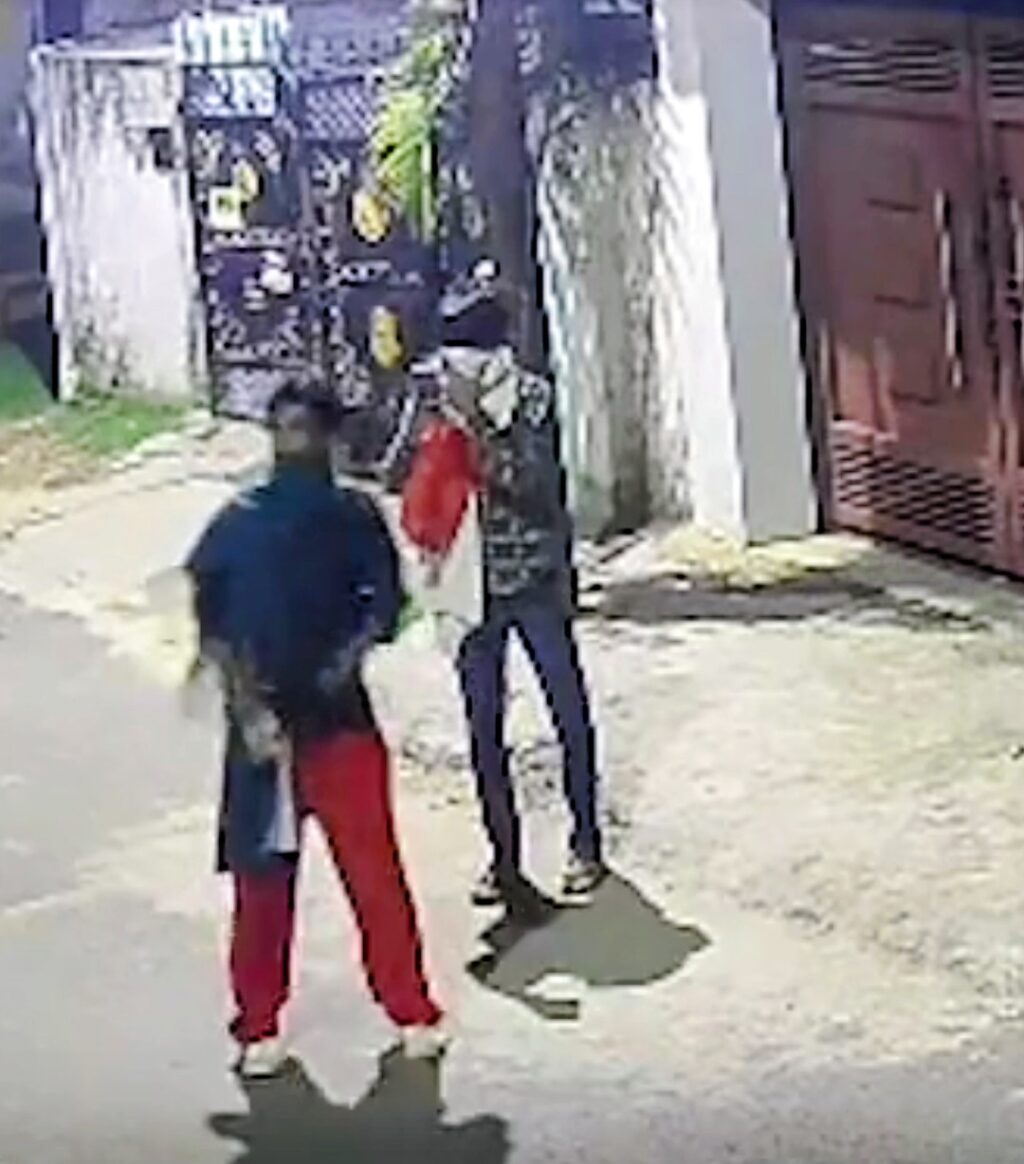 पेट्रोल बम फेंकने वाले