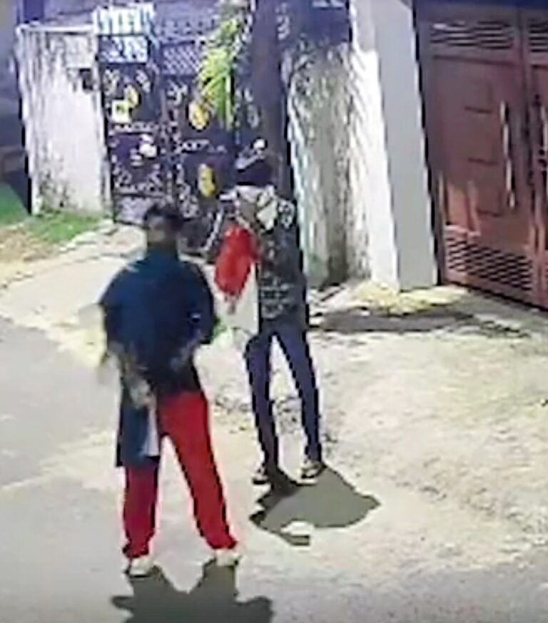 पेट्रोल बम फेंकने वाले