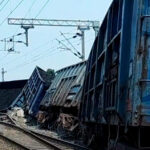 मालगाड़ी 15 वैगन बेपटरी, दो ट्रेनें रद्द