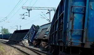 मालगाड़ी 15 वैगन बेपटरी, दो ट्रेनें रद्द