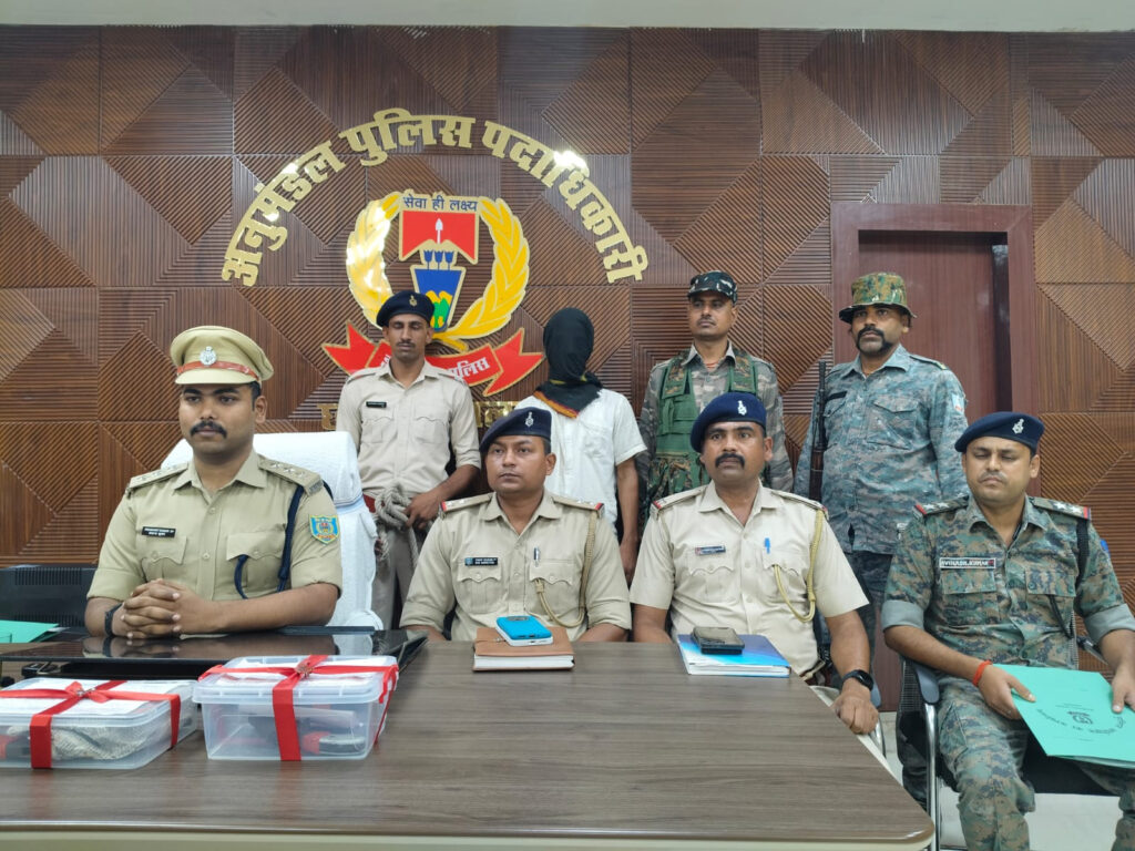 युवक हथियार के साथ गिरफ्तार
