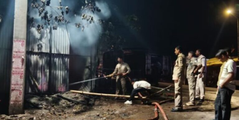 रूई दुकान में लगी भीषण आग