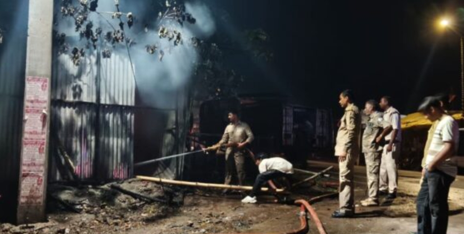 रूई दुकान में लगी भीषण आग