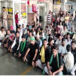 रेलवे स्टेशन पर धरना