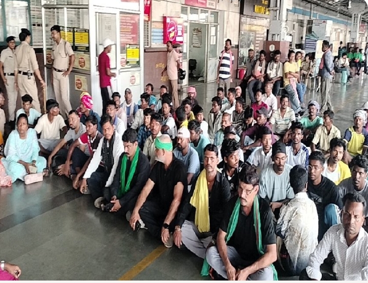 रेलवे स्टेशन पर धरना
