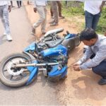 साइन बोर्ड से टकराई बाइक