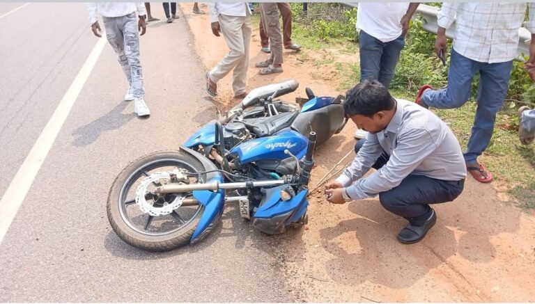 साइन बोर्ड से टकराई बाइक
