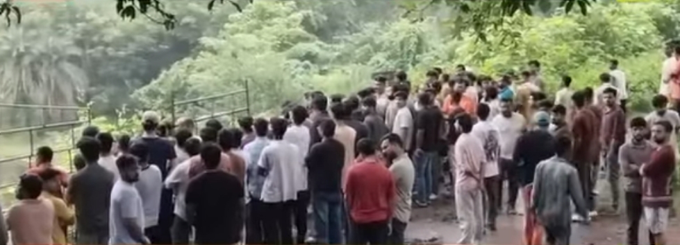 1दो जूनियर डॉक्टर गहरे पानी में डूबे