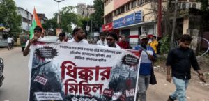 कोलकाता में पत्रकारों पर हमले के विरोध में मेदिनीपुर में मीडियाकर्मियों का प्रदर्शन 01