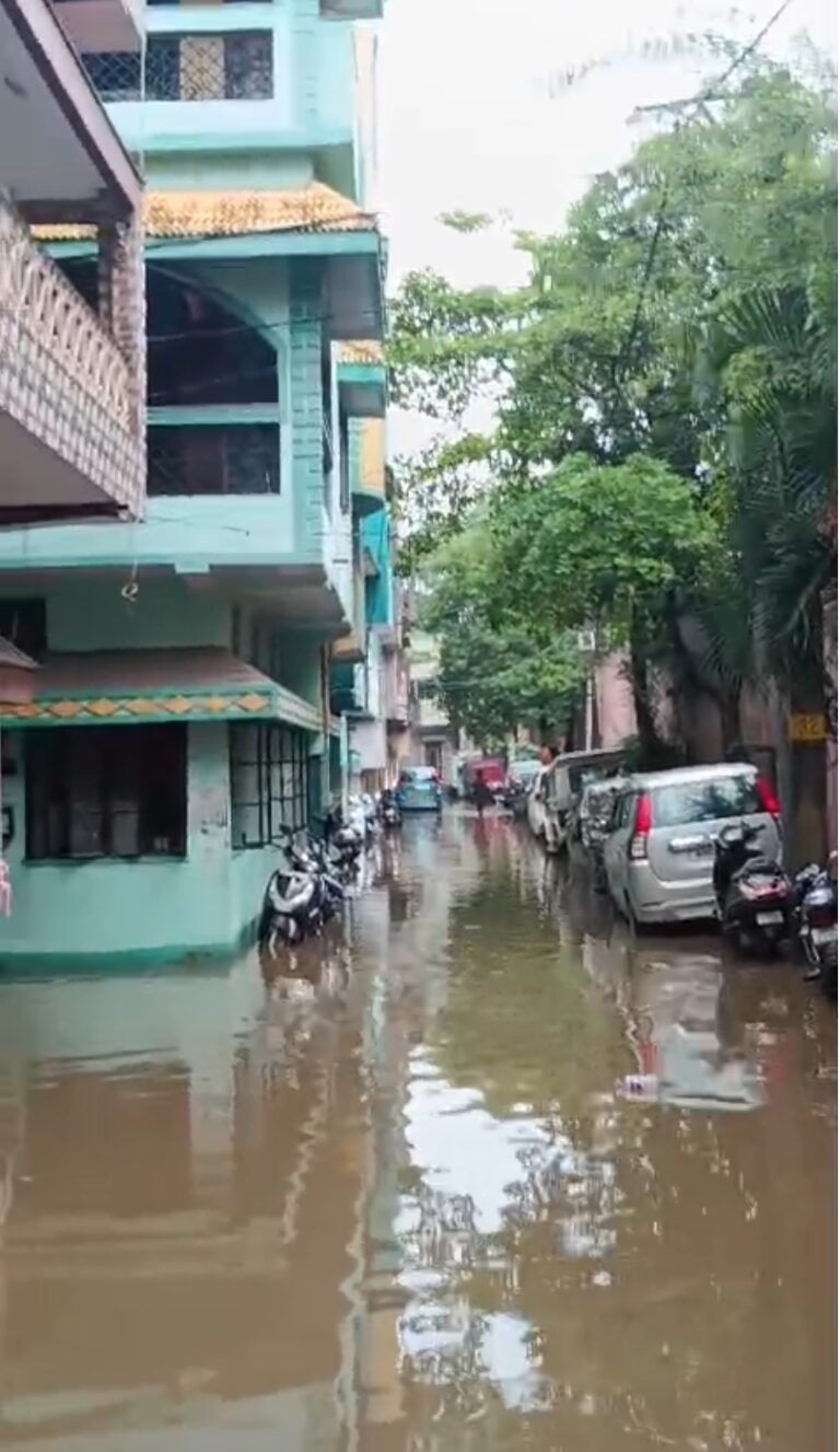 घरों में घुसा गंदा पानी