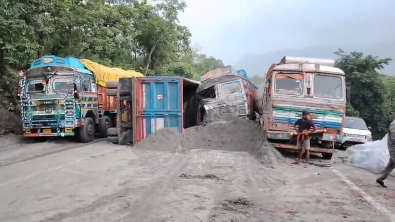 छह वाहनों के बीच आपस में टक्कर