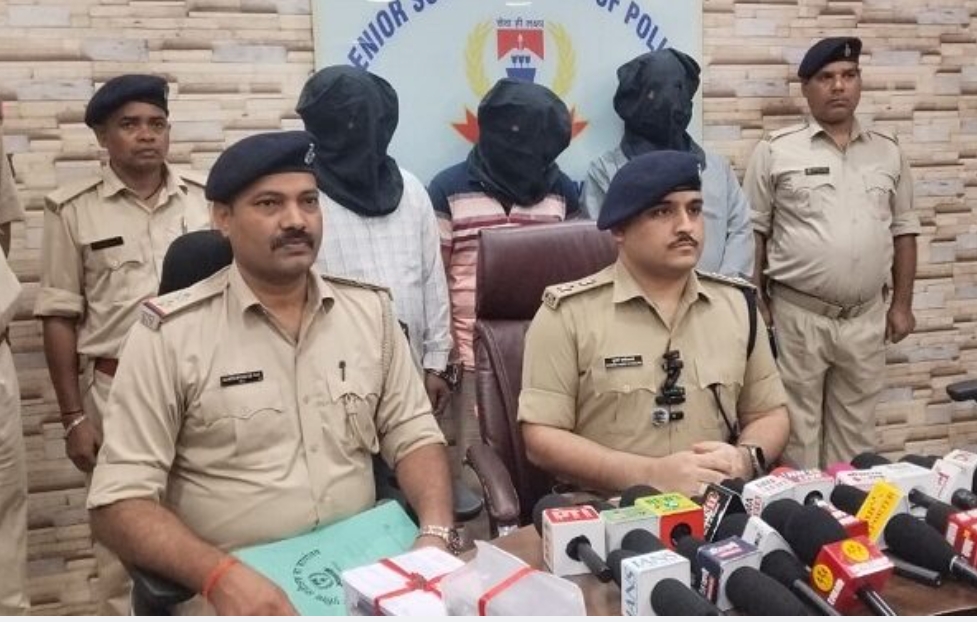 तीन तस्कर गिरफ्तार