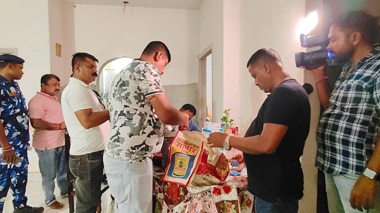 दवा व्यवसायी के घर पुलिस की छापेमारी 01