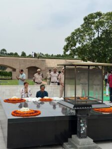 दिल्ली के राजघाट पहुंच कर सोनम वांगचुक 01