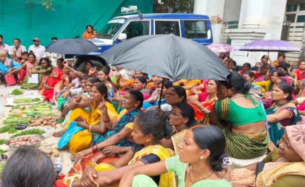 दुकानदारों का नगर निगम कार्यालय के बाहर प्रदर्शन