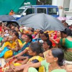 दुकानदारों का नगर निगम कार्यालय के बाहर प्रदर्शन