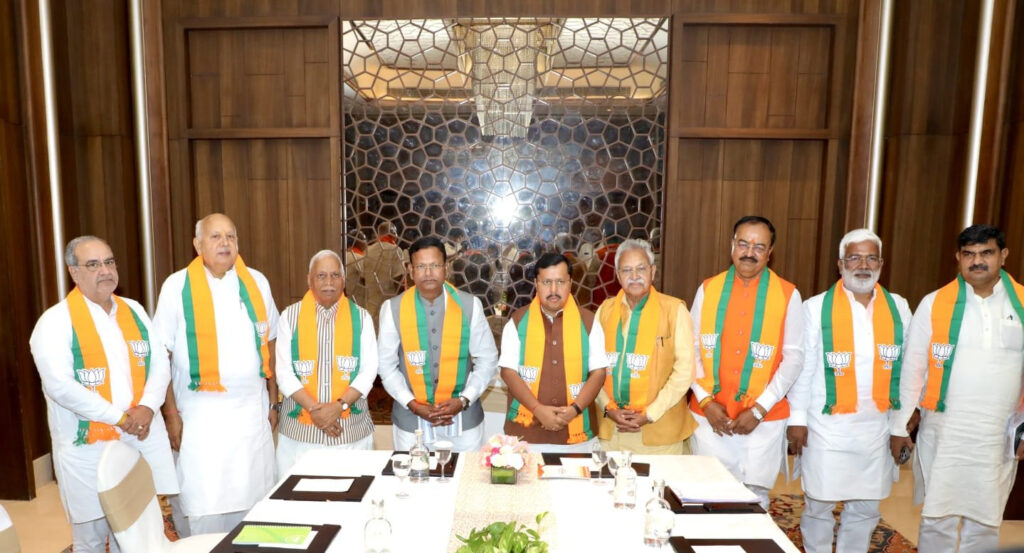 नवीन ने पार्टी के पूर्व प्रदेश अध्यक्षों के साथ की बैठक