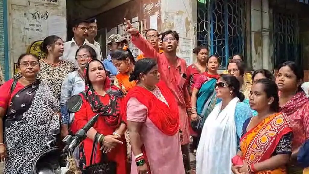 पूर्व चेयरमैन पर फेंके गए अंडे