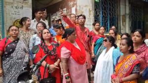 पूर्व चेयरमैन पर फेंके गए अंडे