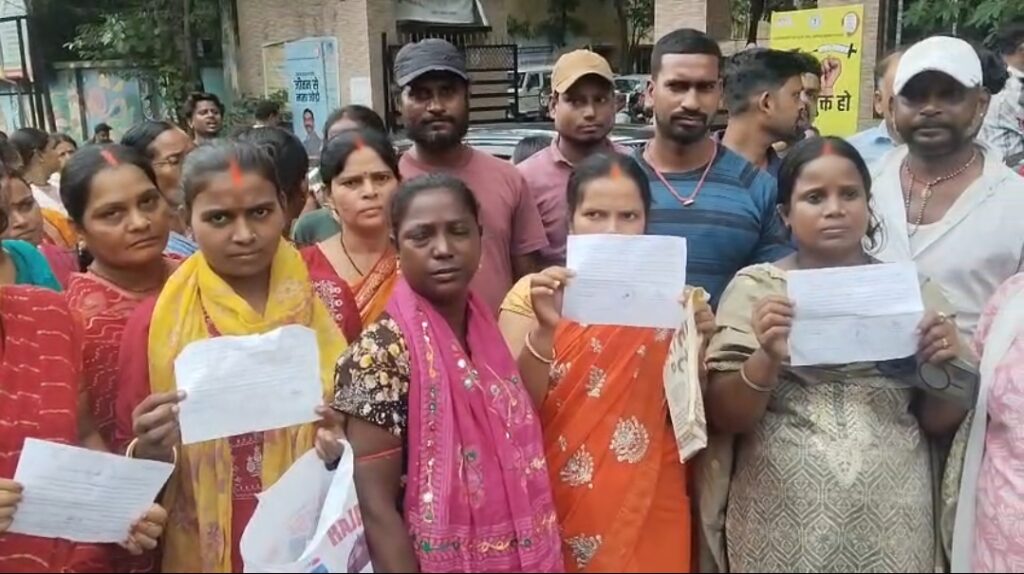 बस्तीवासियों ने किया प्रदर्शन