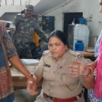 महिला थाना प्रभारी रिश्वत लेते रंगेहाथ गिरफ्तार