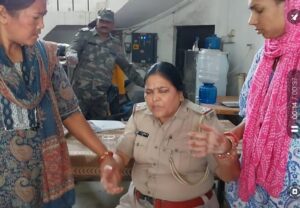 महिला थाना प्रभारी रिश्वत लेते रंगेहाथ गिरफ्तार