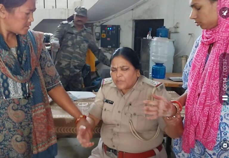 महिला थाना प्रभारी रिश्वत लेते रंगेहाथ गिरफ्तार
