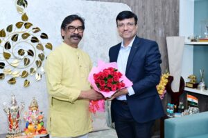 मुख्यमंत्री हेमंत सोरेन से SAIL के सीएमडी डॉ. अशोक कुमार पांडा ने की मुलाकात 01
