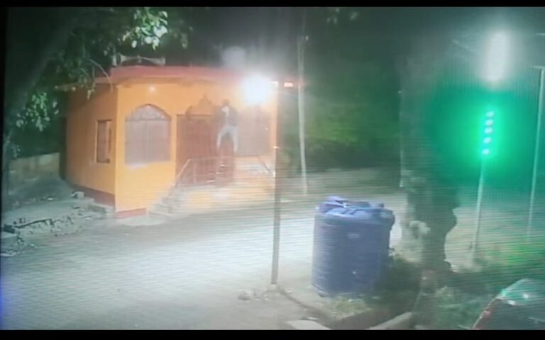 सीसीटीवी में कैद हुआ चोर
