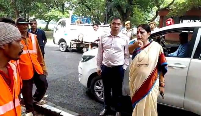 सुभाष सरोवर की बदहाल स्थिति पर नगर विकास मंत्री अग्निमित्रा पाल ने जताई नाराजगी 01