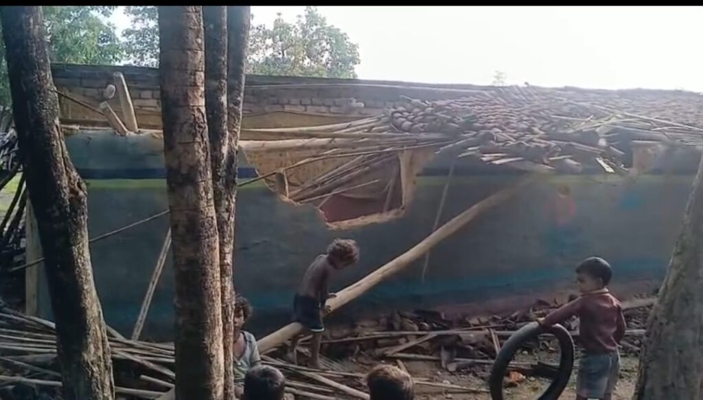 हाथियों ने कई घर तोड़े