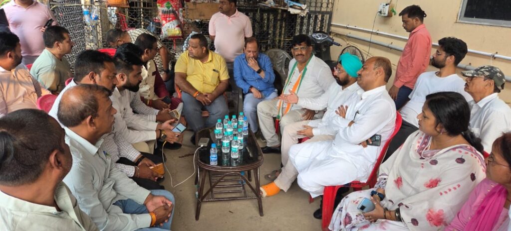 हिमांशु सिंह के परिवार से मिली कांग्रेस,