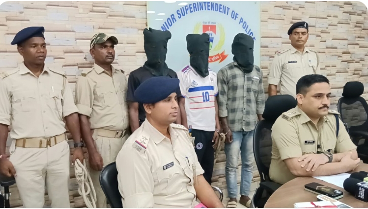 17 बाइक के साथ तीन गिरफ्तार