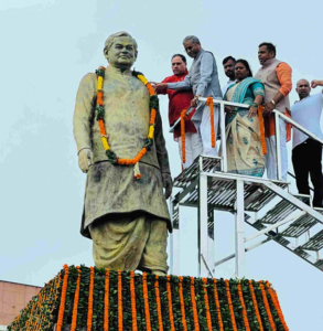 अटल बिहारी वाजपेयी को दी श्रद्धांजलि