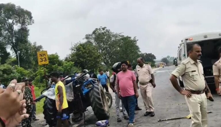 कंटेनर ने सड़क निर्माण में जुटे मजदूरों को मारी टक्कर
