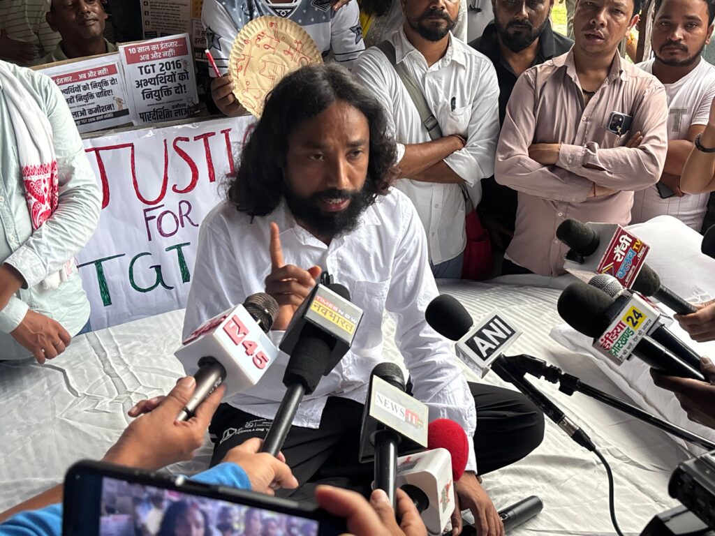 छात्रों का सत्याग्रह जारी