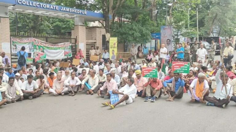 झारखंड आंदोलनकारियों का धरना